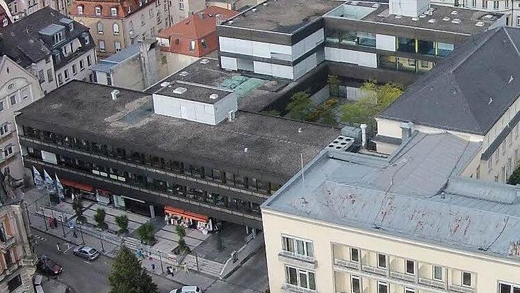 Das Kurgastzentrum in Bad Kissingen (links) in besseren Tagen, rechts das frühere Kurhaushotel, das schon abgerissen ist. Foto: Ruppert/Archiv