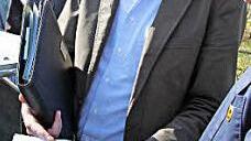 Beweisfotos: Anhand von Bildern zeigte zeigte Martin Lang (mitte) Bürgermeister Harald Pascher (rechts), was für Abfall in den Friedhofs-Containern landet.