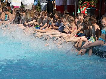 Wenn hundert Kinderbeine strampeln, dann sieht es am Beckenrand aus wie in einem Whirlpool. Foto: Helmut Will