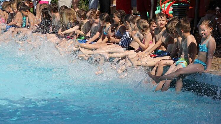 Wenn hundert Kinderbeine strampeln, dann sieht es am Beckenrand aus wie in einem Whirlpool. Foto: Helmut Will
