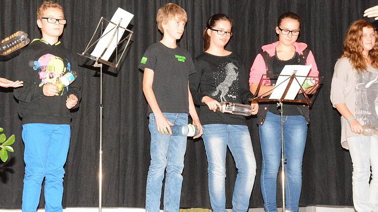 Schüler der 7. Klassen begrüßten musikalisch ihren neuen Schulleiter Berthold Löser.  Foto: Gerhard Schmidt