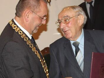 Bürgermeister Jürgen Kohmann (links) überreicht Georg Würstlein die Ehrenbürgerurkunde der Stadt Bad Staffelstein.  Foto: Andreas Schmitt