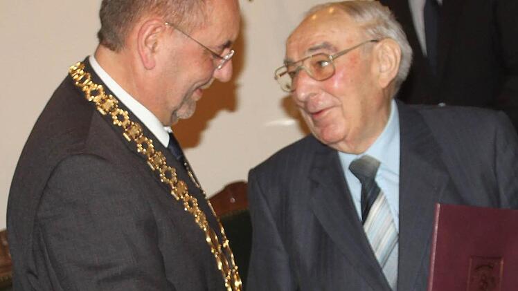 Bürgermeister Jürgen Kohmann (links) überreicht Georg Würstlein die Ehrenbürgerurkunde der Stadt Bad Staffelstein.  Foto: Andreas Schmitt