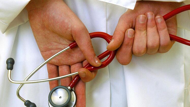 Ab April können die beiden Hausärzte Lilla Jerzmann und Jürgen Hofstetter in der neuen Rugendorfer Praxis ihren Dienst beginnen. Die Räume wurden fristgerecht fertiggestellt. Foto: Symbolbild Patrick Pleul/dpa