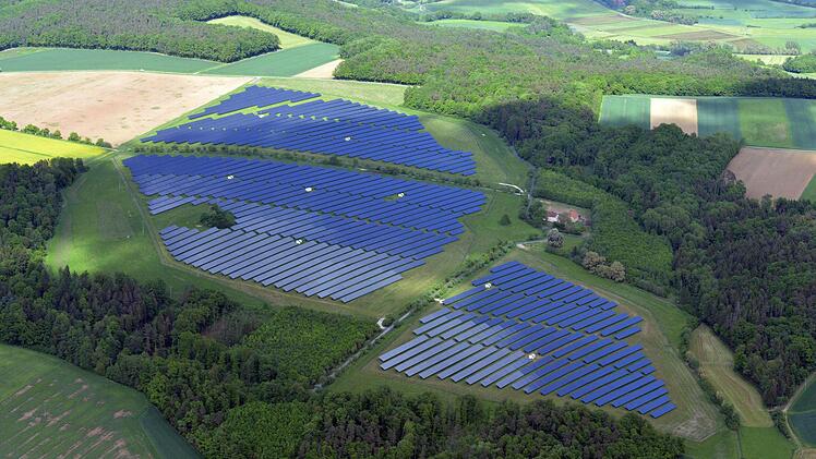 Die Marktgemeinde sah für sich durch die privaten und die große Photovoltaikanlage bei Hebendorf keinen Bedarf und sei mit Landschaftsverbrauch und Herausnahme aus dem Landschaftsschutzgebiet für die Energiewende schon in Vorleistung gegangen.  Foto: Ronald Rinklef