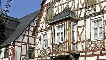 Ein prächtiges Fachwerkhaus im knapp 3000 Einwohner zählenden Städtchen Rhens am Rhein (Lkr. Mayen-Koblenz, Rheinland-Pfalz) am Fuße des Königsstuhls.