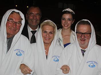 Je einen Bademantel überreichten Bürgermeister Jürgen Kohmann (Zweiter von links) und Thermenkönigin Katharina (Zweite von rechts) an drei Ehrengäste: Renate Leutner (stellvertretend für ihren Mann, Altlandrat Reinhard Leutner) sowie die Altbürgermeister Baptist Faulstich (links) und Georg Müller (rechts). Symbolisch sollten damit ihre Leistungen auf dem Weg zur Bad-Anerkennung gewürdigt werden. Foto: Matthias Einwag