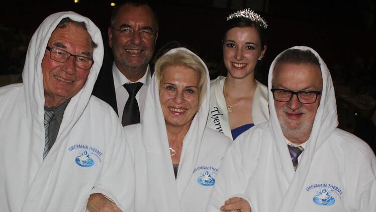 Je einen Bademantel überreichten Bürgermeister Jürgen Kohmann (Zweiter von links) und Thermenkönigin Katharina (Zweite von rechts) an drei Ehrengäste: Renate Leutner (stellvertretend für ihren Mann, Altlandrat Reinhard Leutner) sowie die Altbürgermeister Baptist Faulstich (links) und Georg Müller (rechts). Symbolisch sollten damit ihre Leistungen auf dem Weg zur Bad-Anerkennung gewürdigt werden. Foto: Matthias Einwag