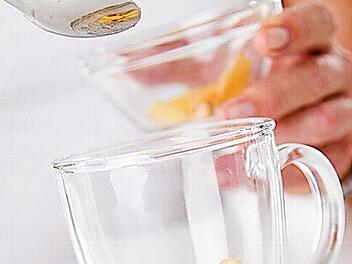 Scharfe Gew&uuml;rze wie Ingwer bringen den K&ouml;rper ins Schwitzen - und aktivieren so den Stoffwechsel.  Foto: Christin Klose/dpa-mag