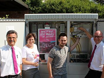 Bürgermeisterin Patricia Schießer, und (vonlinks) Klaus Markert, Faro Tischer und Peter Flory von der Telekom. Werner Vogel
