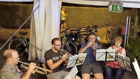 Als Überraschungsgäste trafen noch die Blasmusiker "Alles Blech" aus Kairlindach ein.  Foto: Johanna Blum