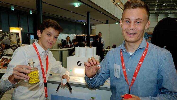 Die jungen Erfinder Leo und Yannick präsentieren ihren Pill-O-Mat. Foto: Nikolas Pelke