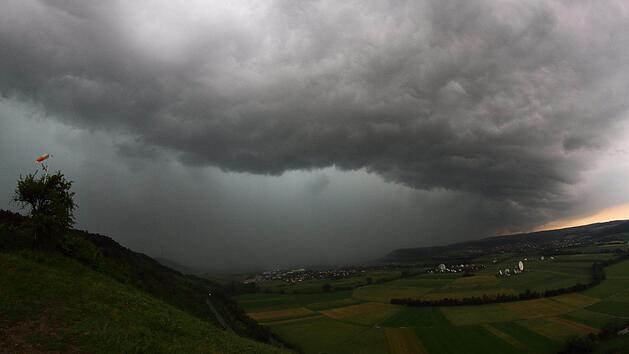 Zum Start in die neue Woche wird es in Franken schmuddelig mit Sturm, Regen und relativ milden Temperaturen. Symbolfoto: Christian Fenn