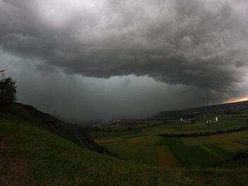 Zum Start in die neue Woche wird es in Franken schmuddelig mit Sturm, Regen und relativ milden Temperaturen. Symbolfoto: Christian Fenn
