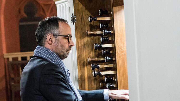 Henri Ormieres an der Hofmann-Orgel von St. Georg in NeustadtFoto: Jochen Berger