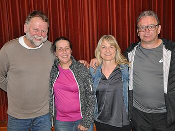Überrascht wurden die Vier vom Ehrenvorsitzenden und Ehrenamtsbeauftragten Herbert Leibold. Er überreichte ihnen die Verdienstnadel in Silber und Urkunde für besondere Verdienste im Sport des Bayerischen Landes-Sportverbandes (von links) Martin Gruber, Margit  Kömpel, Petra Heurich und Roland Loch. Foto: Armin Heurich