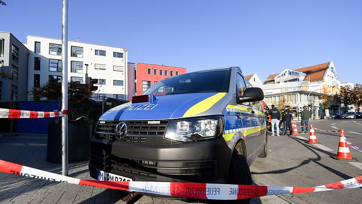 Die &ouml;rtliche Feuerwehr sperrte den Bereich ab. Symbolfoto: Tobias Hase/dpa