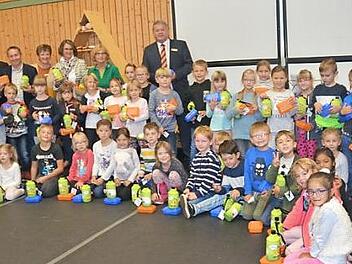 Große Freude und viel Spaß hatten die Abc-Schützen der Grundschule Rodachtal bei der Übergabe der "Emil- Flaschen" und "Brotzeit- Boxen".  Foto: K.-H. Hofmann