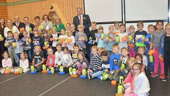 Große Freude und viel Spaß hatten die Abc-Schützen der Grundschule Rodachtal bei der Übergabe der "Emil- Flaschen" und "Brotzeit- Boxen".  Foto: K.-H. Hofmann