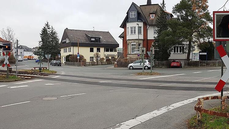 Der Bahnübergang Friedrich-Rückert-Straße wird beschrankt und die Verkehrsführung geändert. Fotos: U. Nauer