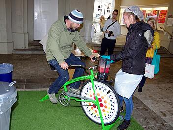 Mit diesem Bike können per Pedes Smoothies gemixt werden. Foto: Klaus Werner