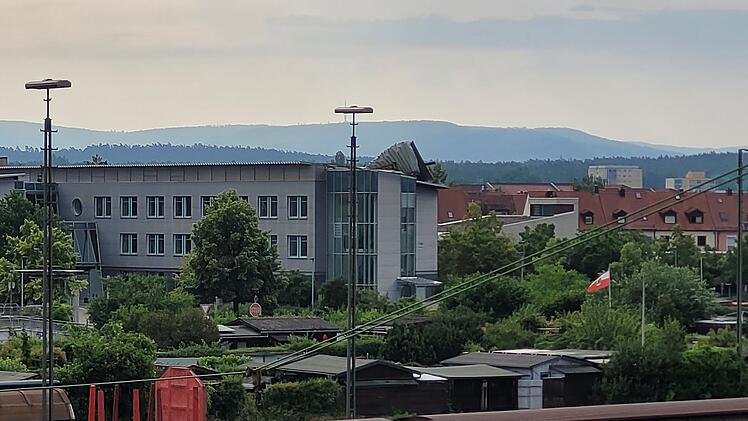 Bamberg: Sturm reißt Dach von Arbeitsagentur - Behörde schildert Schaden