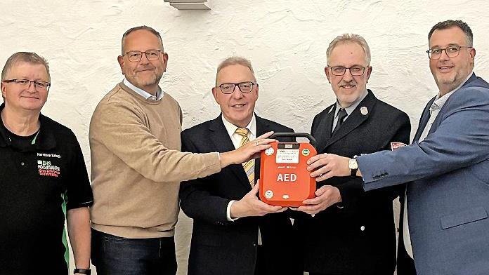 &Uuml;bergabe des neuen Defibrillators: im Bild (von links) Hermann Krisch von der Erste-Hilfe-Schule Oberfranken, Frank Kaiser, Harald H&uuml;bner, Fred Sadel und Bj&ouml;rn Sommerer.