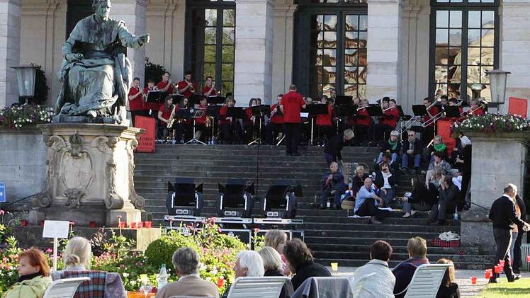 Die Georgibläser vor der besten Bläserkulisse der Welt, der Freitreppe des Kursaals.