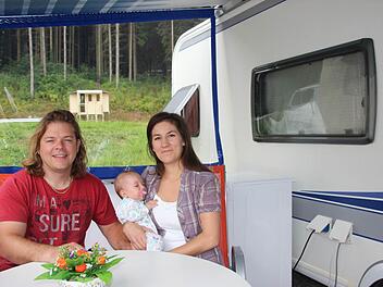 Julia Müller und Patrick Zinnecker verbringen auf dem Schützenplatz ihre freien Tage, bevor der Trubel wieder von vorne losgeht.  Fotos: Sabine Herteux