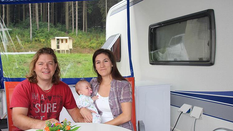Julia Müller und Patrick Zinnecker verbringen auf dem Schützenplatz ihre freien Tage, bevor der Trubel wieder von vorne losgeht.  Fotos: Sabine Herteux