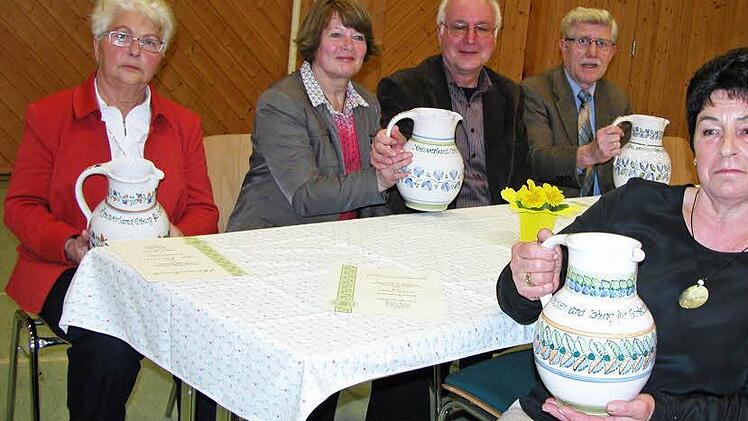Im Fünferpack: Den Blumenkrug des Coburger Kreisverbandes für Gartenbau und Landespflege erhielten für ihren großes Engagement (von links) Helene Wohlleben, Dagmar und Gerold Dressel, Gerhard Schust, Helga Höhn (von links). Fotos: Klaus Oelzner