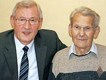 Dritter Bürgermeister Baptist Göller (l.) überbringt dem Jubilar die Glückwünsche des Marktes und des Landrats. Foto: p