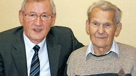 Dritter Bürgermeister Baptist Göller (l.) überbringt dem Jubilar die Glückwünsche des Marktes und des Landrats. Foto: p