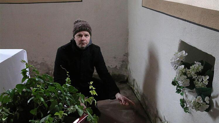 Pfarrer Thomas Braun zeigt die Schäden an der Heiligkreuzer Kirche auf. Foto: Gerd Schaar