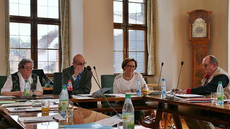 Die Mitglieder des Seniorenbeirats bei der Plenumssitzung im Sitzungssaal des Rathauses vorne v.l. Leopoldine Wiesner, Vorsitzender Helmut Beck, Stadtratsbeauftragte für Senioren Karin Renner, Schriftführer Roland Fenn Foto: Vogel