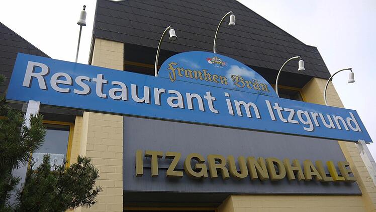 Von Restaurantbetrieb in der Itzgrundhalle ist schon lange nicht mehr die Rede - jetzt sucht die Gemeinde nach sinnvollen Nutzungsmöglichkeiten für das 1981 direkt neben dem Rathaus errichtete Gebäude. Foto: Berthold Köhler