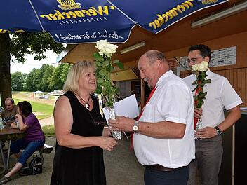 Ilse Bechert, ehemalige Fußballerin des BSC Lauter, wird von Vorstand Siegbert Fehr und dessen Stellvertreter Michael Manger für 45 Jahre Mitgliedschaft im Verein ausgezeichnet. Foto: Kathrin Kupka Hahn