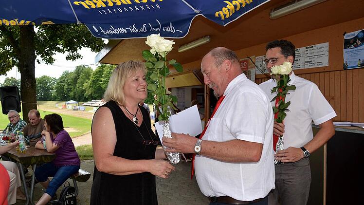 Ilse Bechert, ehemalige Fußballerin des BSC Lauter, wird von Vorstand Siegbert Fehr und dessen Stellvertreter Michael Manger für 45 Jahre Mitgliedschaft im Verein ausgezeichnet. Foto: Kathrin Kupka Hahn
