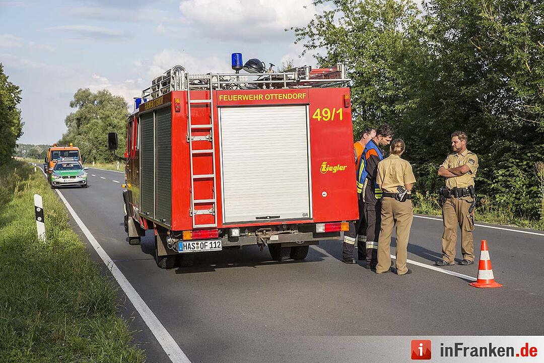 Auto prallt in Ottendorf gegen kleine Brücke