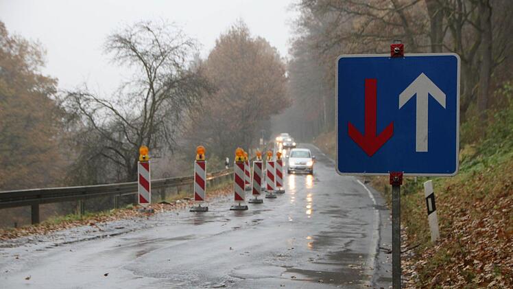Achtung Autofahrer: Warnbaken machen auf die schadhafte Stelle aufmerksam. Die Strecke gilt ohnehin als gefährlich. Foto: Ulrike Müller