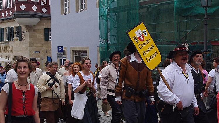 Die Teilnehmer zogen zum Historischen Wettkampf. Foto: Heike Sch&uuml;lein