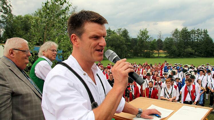 Ein bunter Reigen aus Kapellen und drei Gesangvereinen versammelte sich am Sonntagnachmittag auf dem Neundorfer Festplatz zum Kreismusikfest und Feier des 50-jährigen Jubiläums der Blaskapelle Neundorf. Vom Anhänger aus begrüßte Vorsitzender Andreas Böhm die Teilnehmer. Hinter ihm Werner Pörner und Ronald Friedrich vom NBMB. Foto: Bettina Knauth