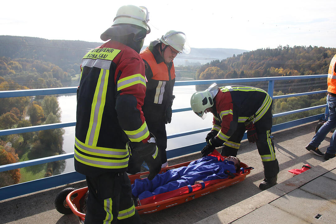 Coburg: Üben für den Ernstfall – Rettungskräfte und Statisten stellen ICE-Katastrophe nach