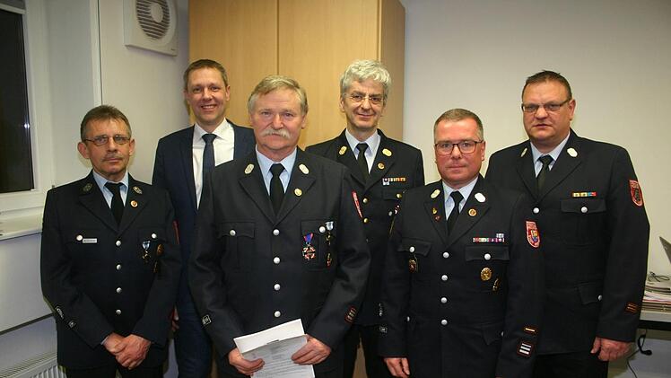 Ehrung für 40 Jahre Dienst (von links): Vorsitzender Hubert Scheler, Bürgermeister Marco Steiner, Benno Schreiber, KBI Stefan Zapf, Kommandant Steffen Schaller, KBM Andreas Staller. Foto: Lothar Weidner
