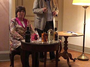 Evi Stenz und Baron Hans von Rotenhan bei der Präsentation der fünf Gin-Sorten, die beim Gin-Tasting im Salon von Schloss Eyrichshof verkostet wurden. Foto: Ralf Kestel
