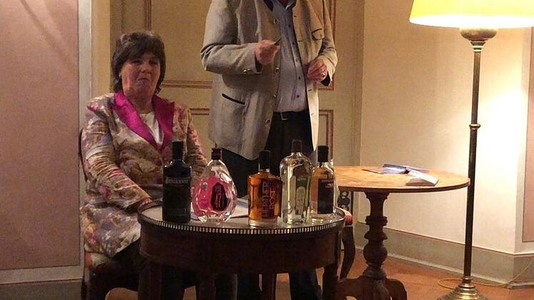 Evi Stenz und Baron Hans von Rotenhan bei der Präsentation der fünf Gin-Sorten, die beim Gin-Tasting im Salon von Schloss Eyrichshof verkostet wurden. Foto: Ralf Kestel