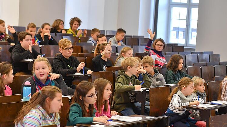 Mit Carmen Enss ging es in der ersten Kinder-Uni-Vorlesung auf eine Reise durch die Baugeschichte der italienischen Stadt Bari. Foto: Ronald Rinklef