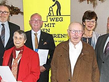 Der Sozialverband VdK ehrte langjährige Mitglieder (von links): Bürgermeister Udo Döhler, Christine Schebesch, Clemens Götz, Walter Weinhold, Kreisvorsitzende Susann Biedefeld und Vorsitzender Herold Thomä.  Foto: Desombre