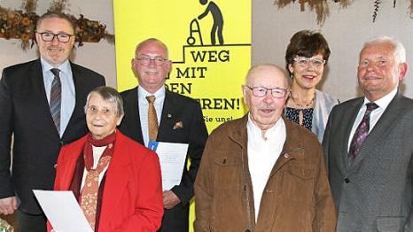 Der Sozialverband VdK ehrte langjährige Mitglieder (von links): Bürgermeister Udo Döhler, Christine Schebesch, Clemens Götz, Walter Weinhold, Kreisvorsitzende Susann Biedefeld und Vorsitzender Herold Thomä.  Foto: Desombre