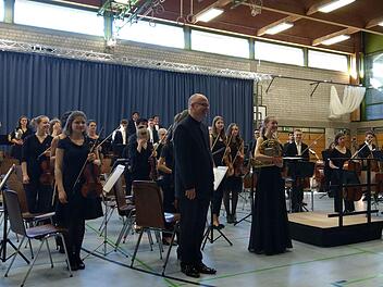Reichlich Applaus gab es für das Jugendsymphonieorchester Oberfranken und die junge Solistin Sophia Reuter beim Gastspiel in der Frankenhalle in Neustadt. Am Dirigentenpult stand Till Fabian Weser.Foto: Jochen Berger